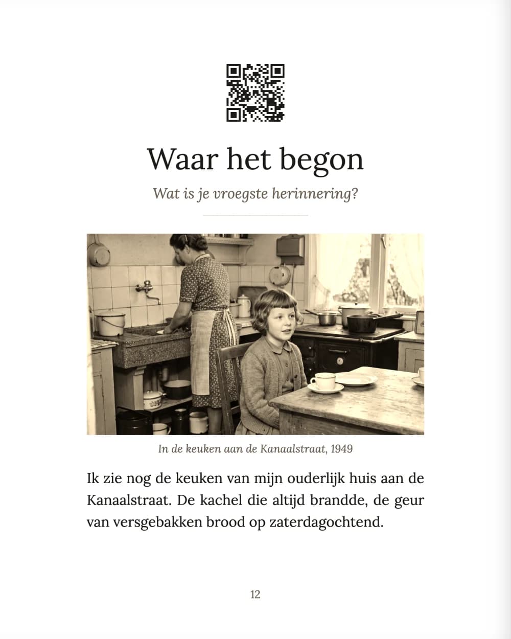 Une page du livre : code QR en haut, le titre Là où tout a commencé, une vieille photo d'une cuisine et l'histoire