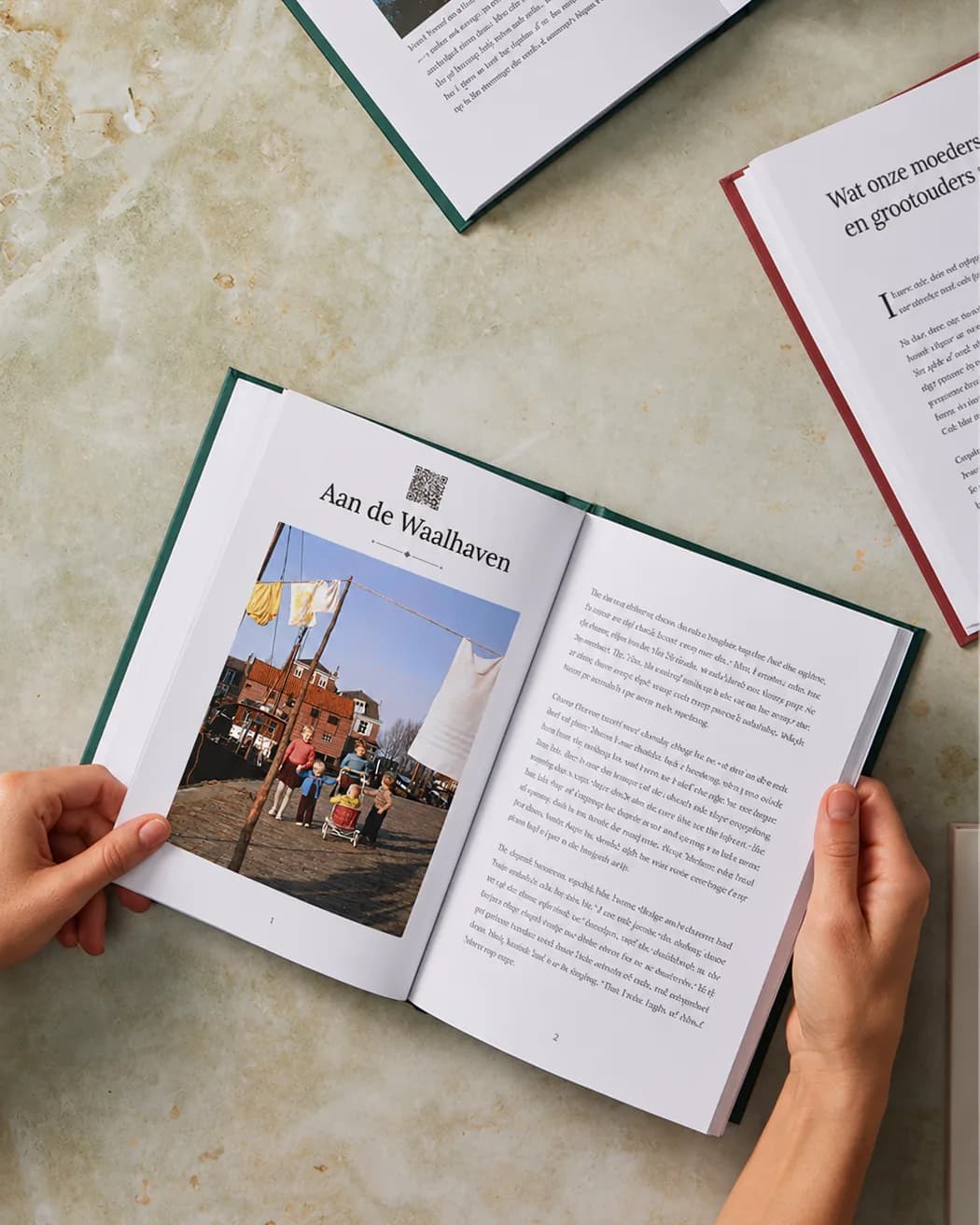 Livre ouvert Nos Histoires avec une photo, une histoire et un code QR sur une seule page